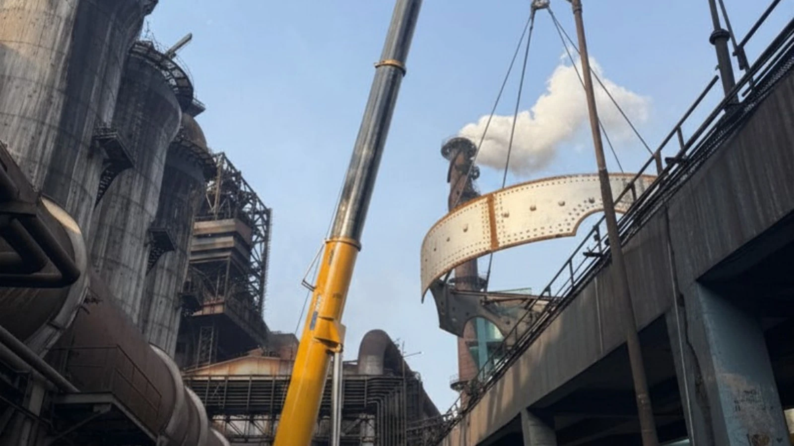 Crane access conditions on site affecting mobilisation and equipment choice.