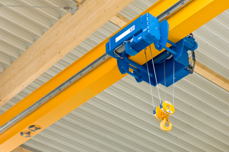What are the differences between an overhead crane and an electric hoist?