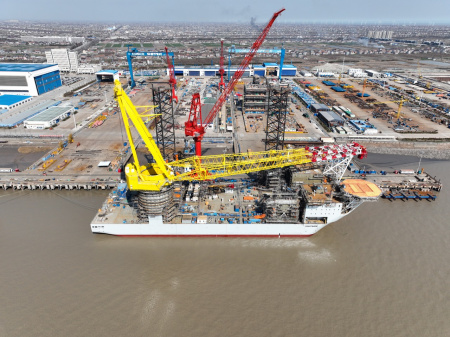 World’s largest Leg Encircling crane is installed on offshore jack-up