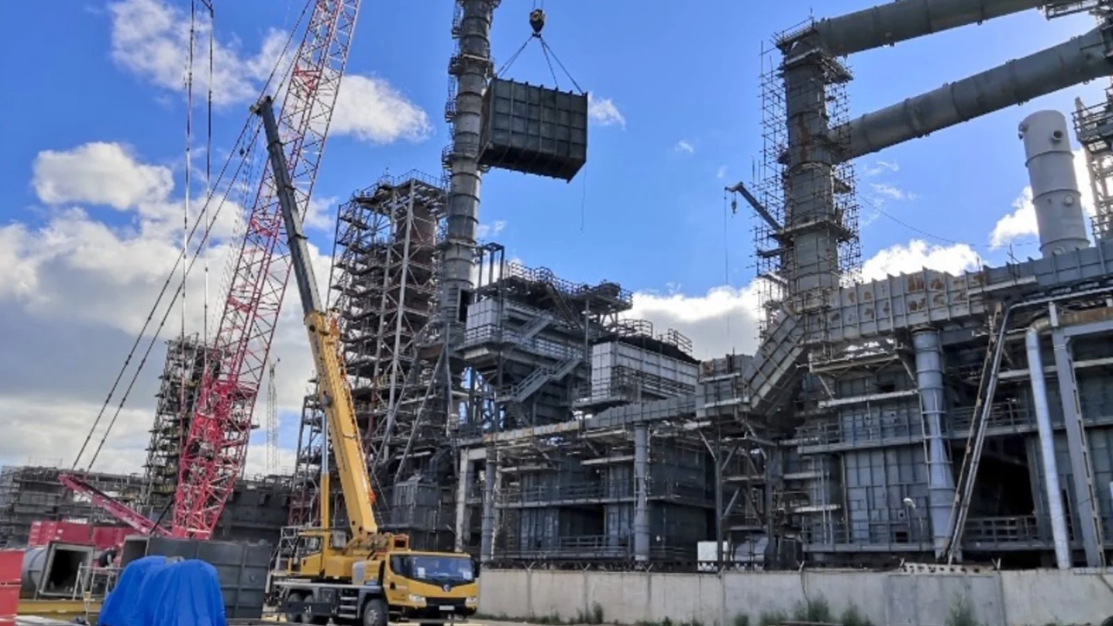Mobile crane positioned for project-based lifting work.