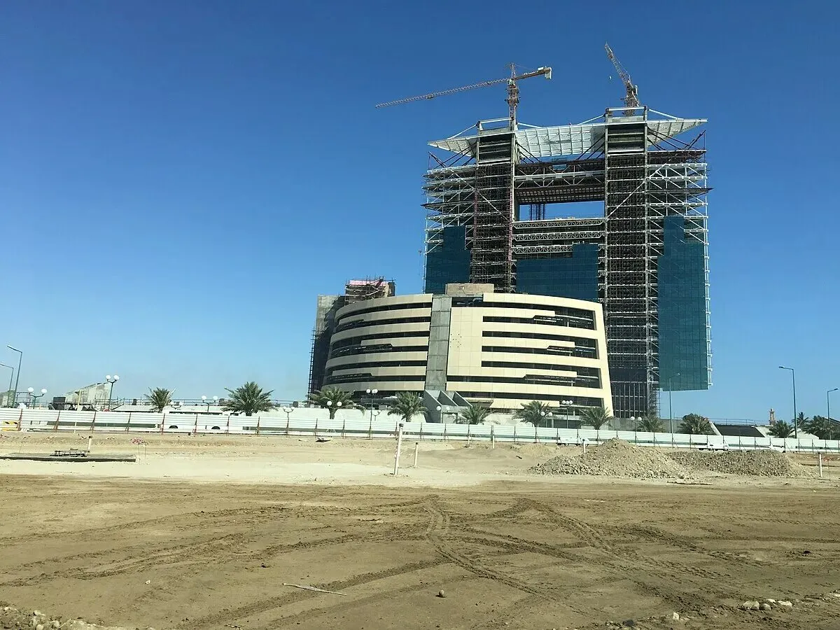 Industrial construction project in Yanbu requiring crane hire — MYCRANE